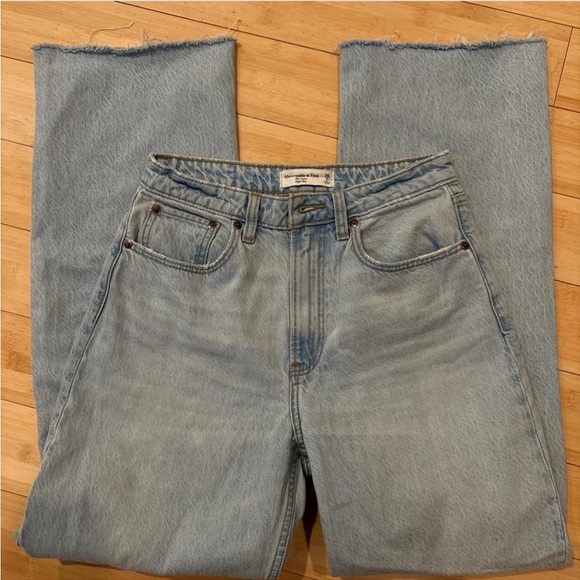 Abercrombie & Fitch Denim - Abercrombie and Fitch curve love the loose high rise, raw distressed hem